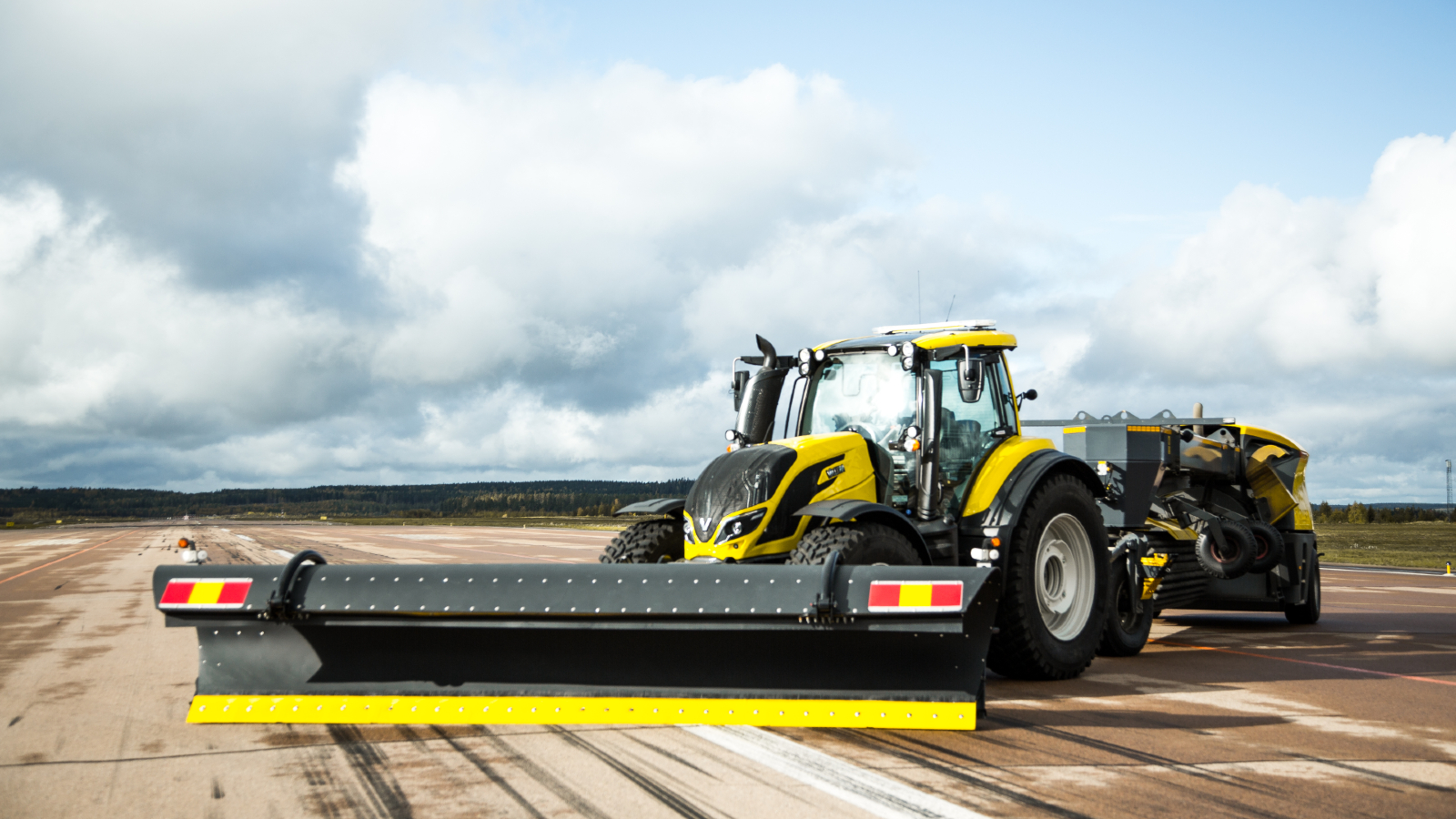 valtra-tractor-aviation-halli-airport-1600-900.jpg