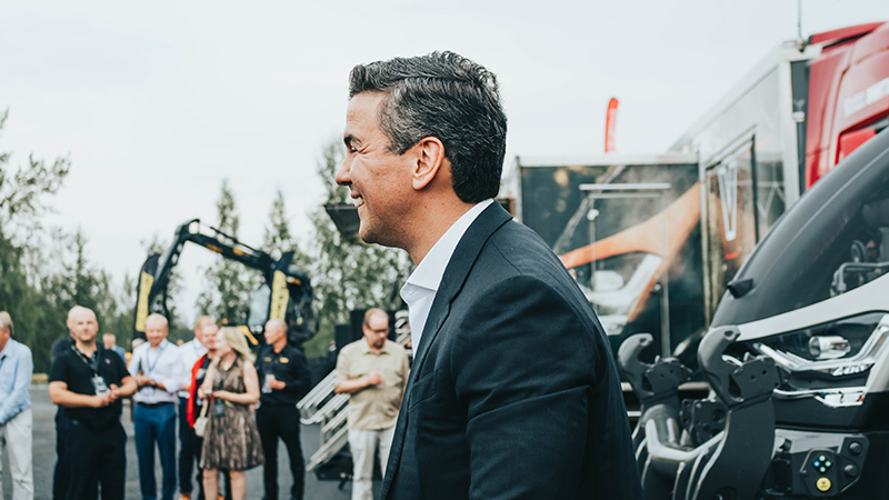 paraguayan-president-santiago-pena-visits-valtra-factory-finland_800x450.jpg