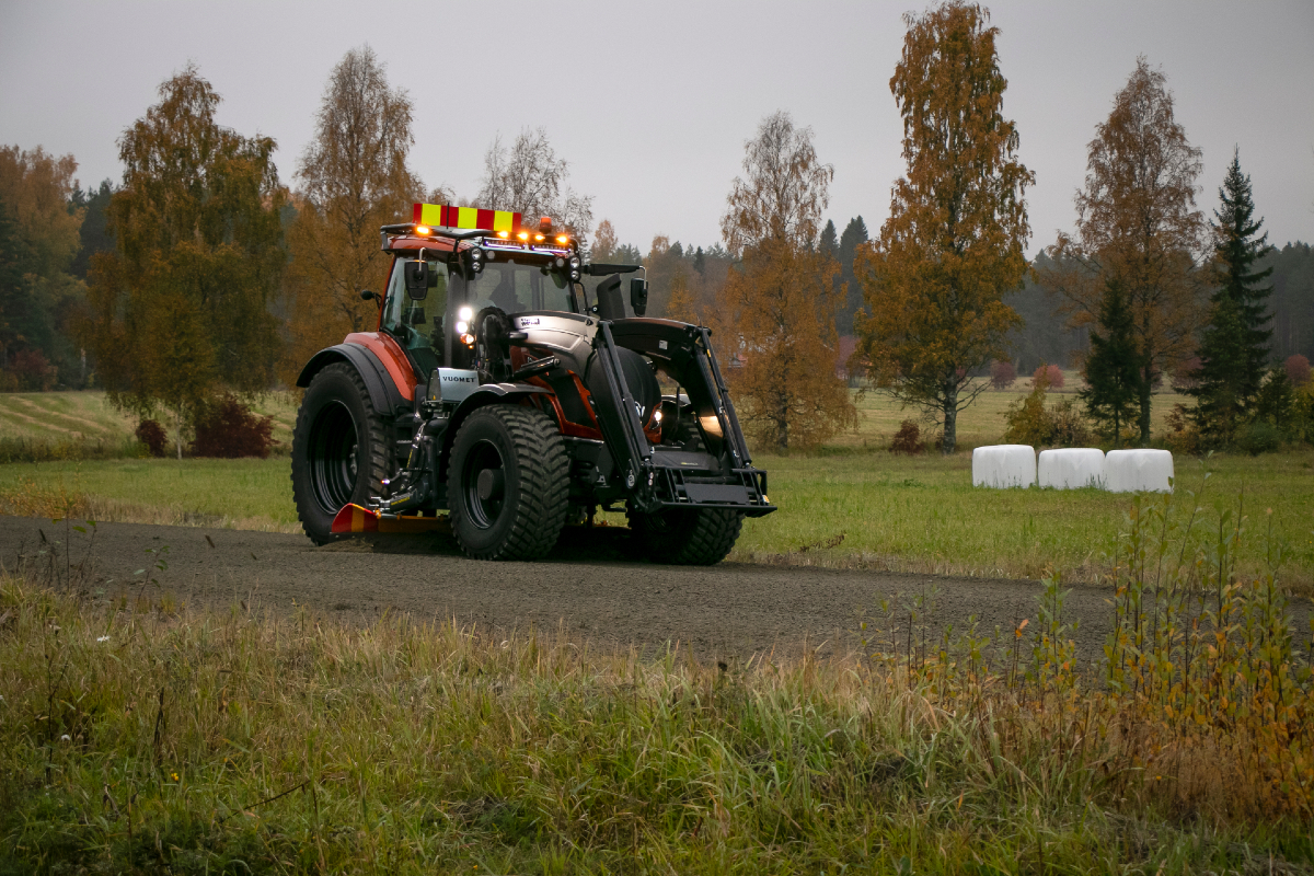 valtra-unlimited-tractor-vuomet-municipality-maintenance-1200-800.jpg