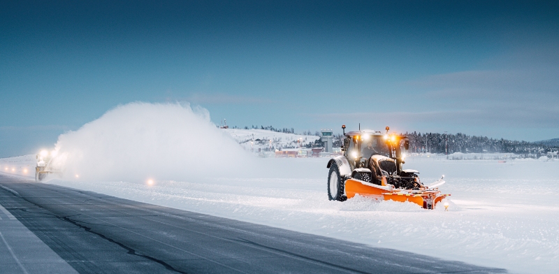 valtra-unlimited-tractor-airport-aviation-fmg-snow-800-392.jpg