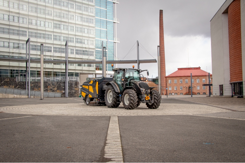 valtra-unlimited-tractor-municipality-city-town-maintenance-contracting-800-533.jpg