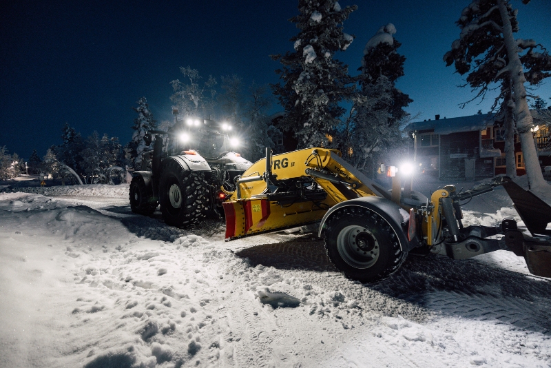 valtra-unlimited-tractor-municipality-contracting-night-working-lights-800-534.jpg