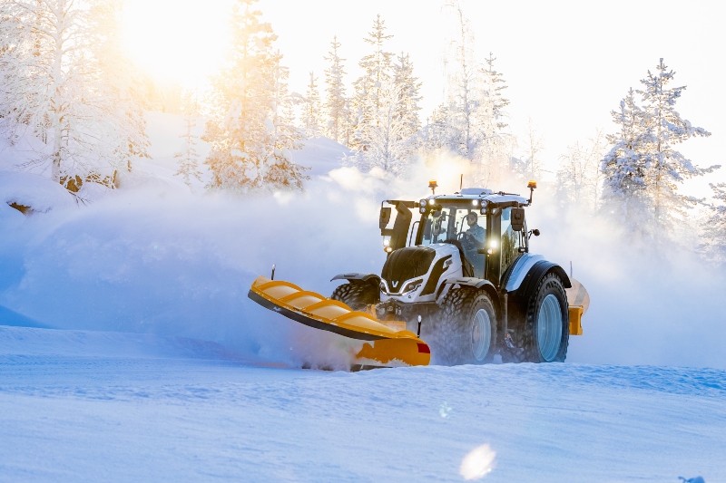 valtra-unlimited-tractor-municipality-vuomet-snow-work-contracting-800-533.jpg