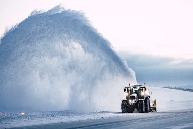 valtra-unlimited-tractor-t-series-airport-aviation-snow-plowing-winter-groundcare-800-534.jpg