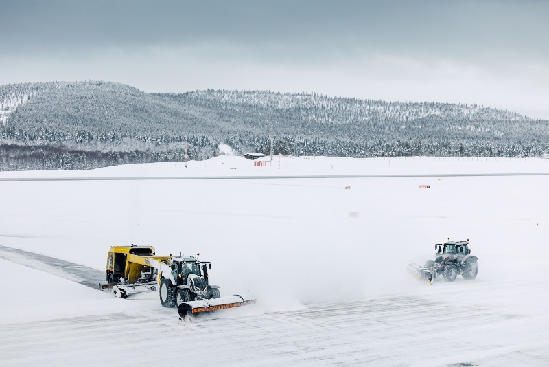 valtra-unlimited-tractors-airport-aviation-groundcare-snow-winter-aebi-800-534.jpg