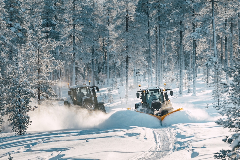 valtra-unlimited-tractors-municipality-5th-generation-snow-work-plowing-800-533.jpg