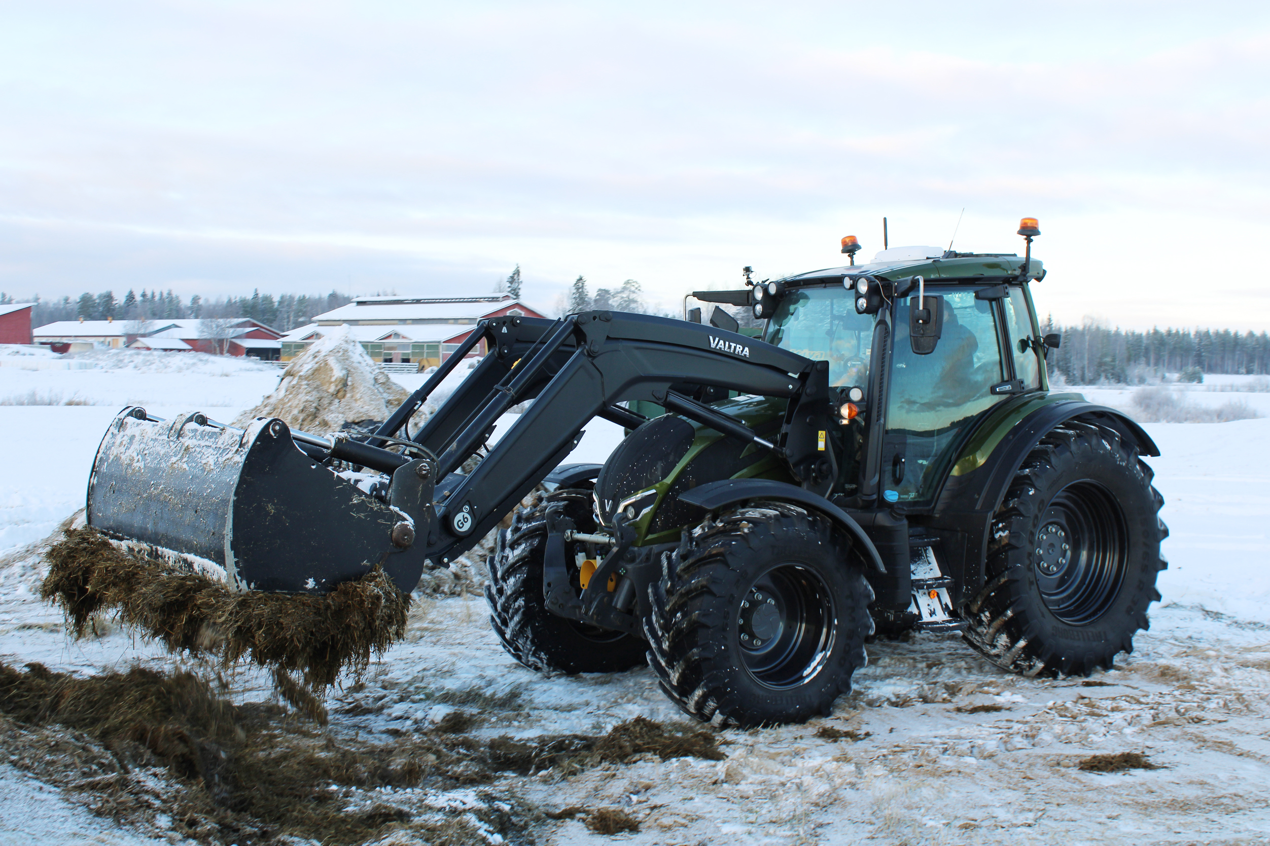 valtra-precision-lift-and-load.jpg