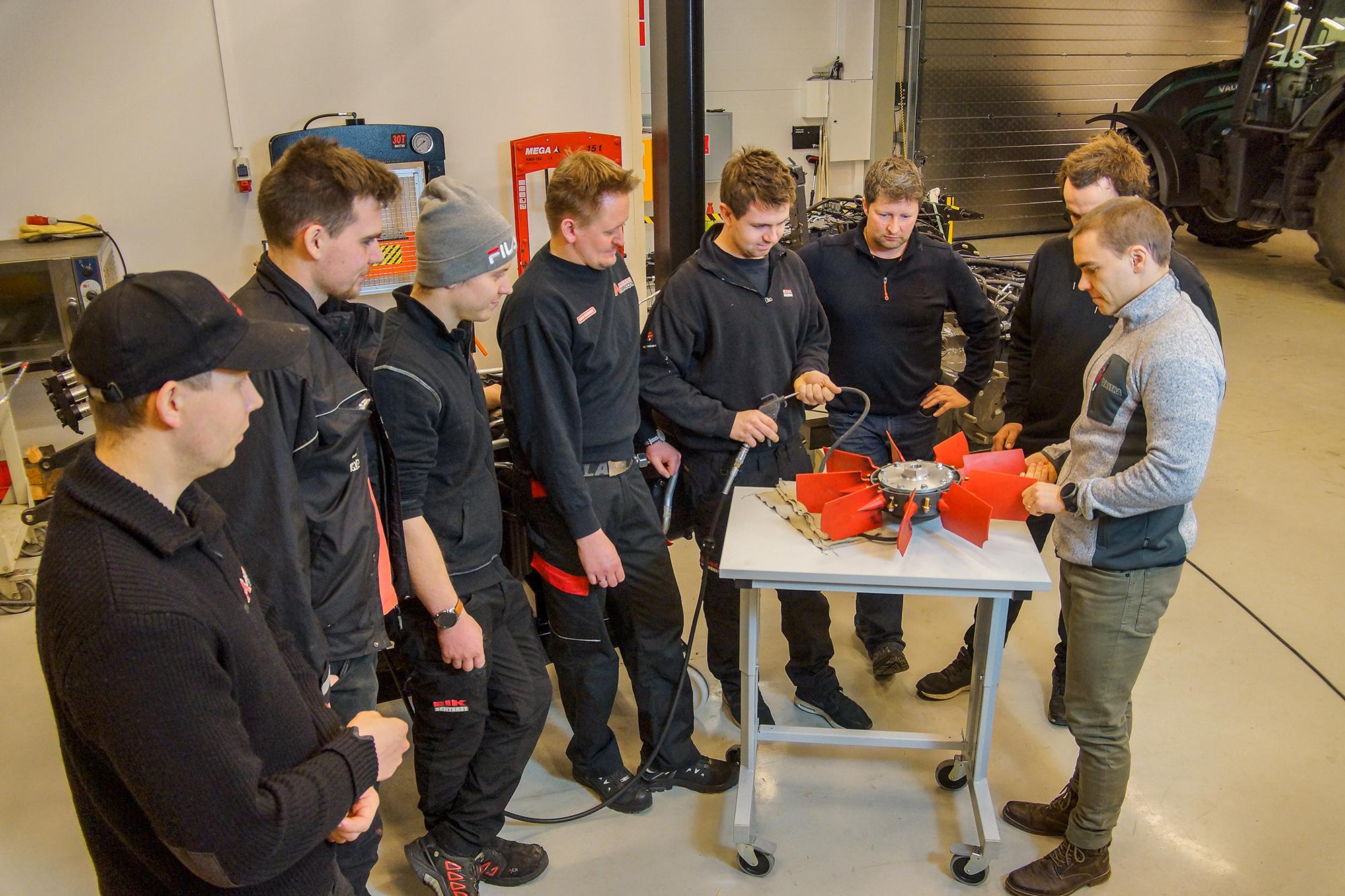 Service-technicians-from-Norway-attending-a-training-course-at-Valtras-new-training-centre-in-Hirvaskangas.jpg