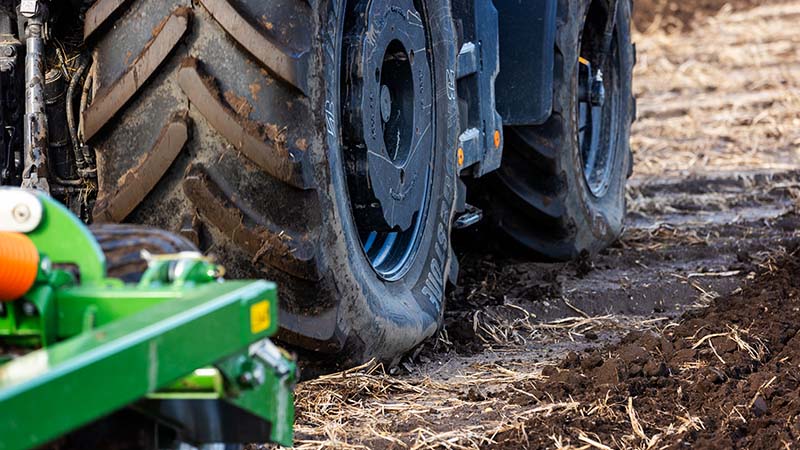 valtra-unlimited-ctis-lower-soil-compaction_800x450.jpg