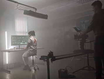 XX_XX_4000_AE_the Crew_NEWROOM_BLOG_355x268_BTS_9.jpg
