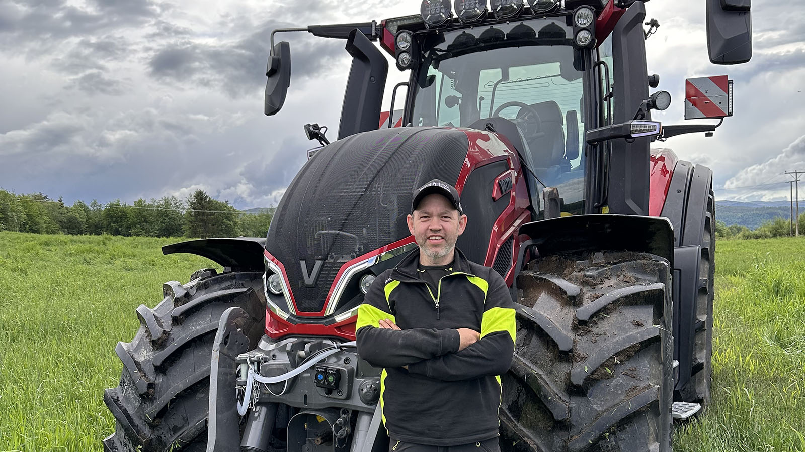 A Valtra customer stands in front of his red Q305 which he purchased with a Amazone ZA-V 2000 and saved 7,800 kg of fertiliser compared to the previous year