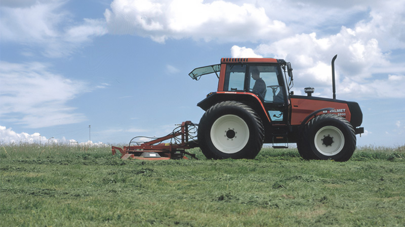 The Valmet 6600 seen mowing using TwinTrac was introduced in 1991